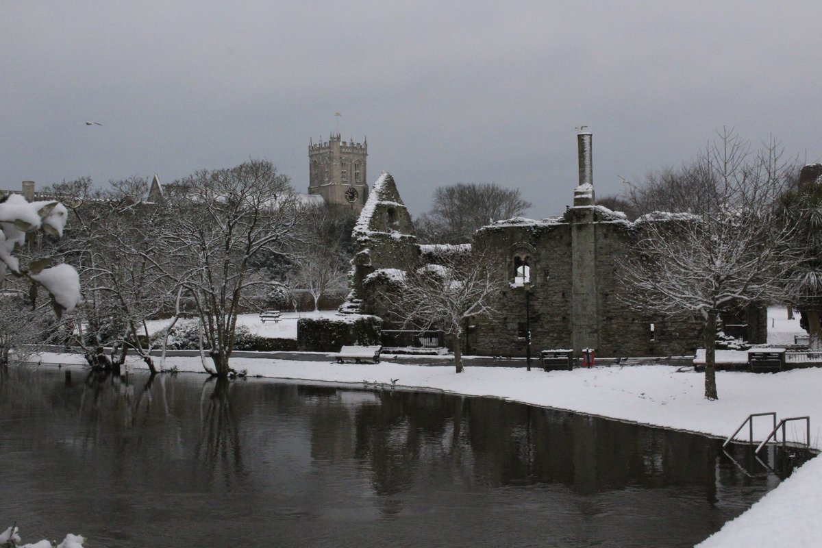 Christchurch Priory and the Norman House Dorset 

The river Avon is in the foreground

Photographed 18 March 2018