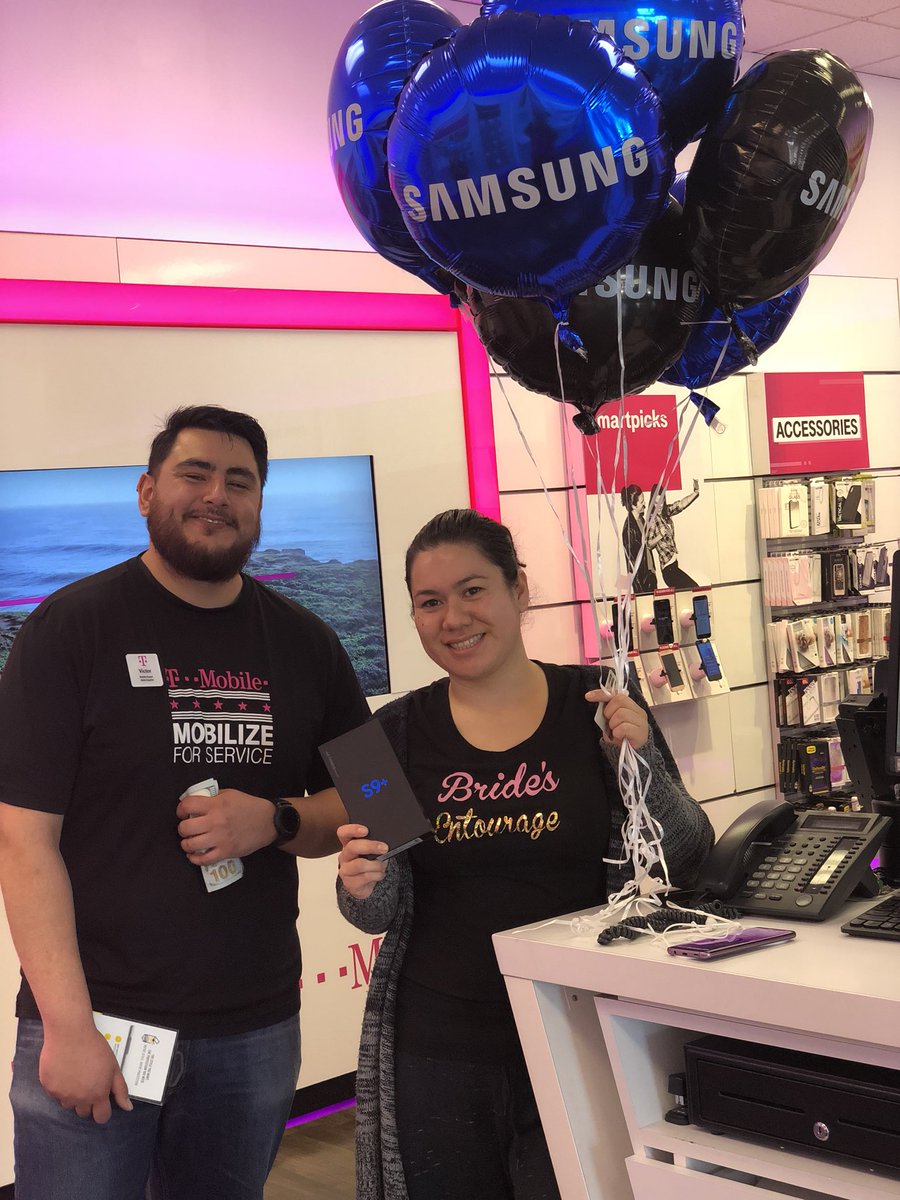 alondrajuarez26's tweet photo. Victor from East LA wanted to jump into this #seriousfun! Can you blame him ? @TMW_Team #TMWLoves #SamsungSmileWide #SundayFunday https://t.co/jS62ycdoDF