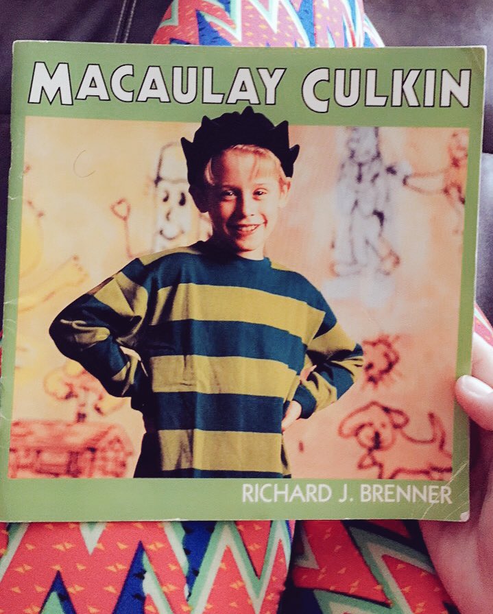 LeCarissa's tweet photo. Just some light reading on a lazy Sunday afternoon with @IncredibleCulk #childhoodcrush #hecantseewithouthisglasses https://t.co/1tFahMpvMu
