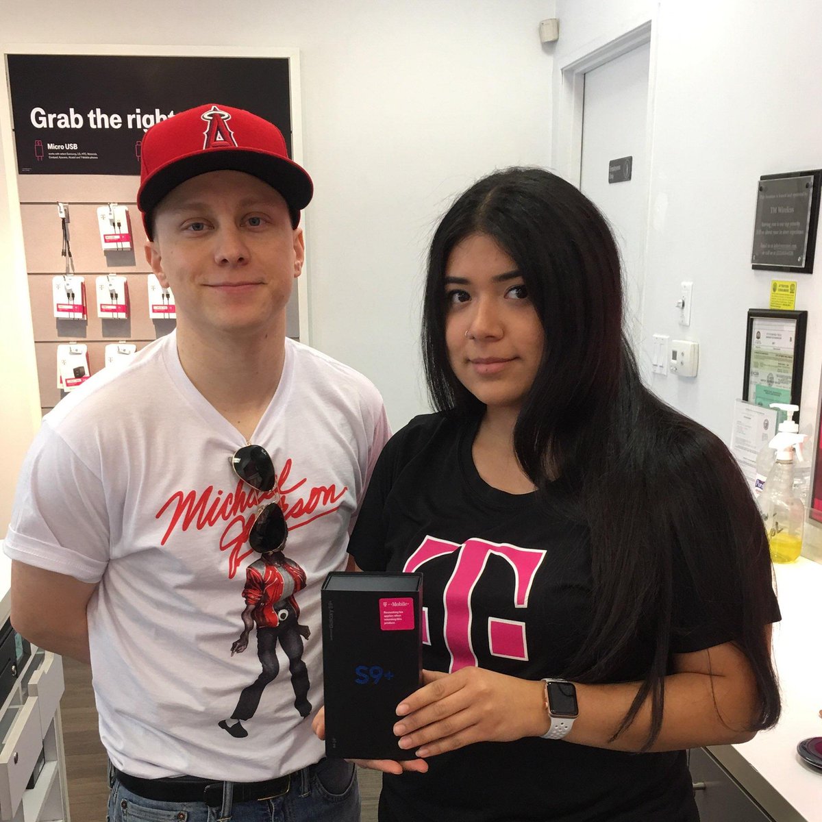 Biggun73's tweet photo. Wooooooooooooooooo. Ivette Fonseca/West Hollywoooood selling an Samsung S9+
@tmw_team #teamloves #samsungsmilewide https://t.co/OxKLjmVTaG