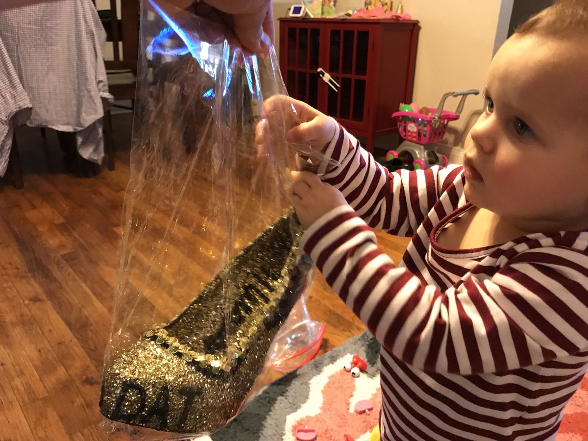 markdecker's tweet photo. After a long strange trip Daisy and her Muses shoe are finally reunited! Thanks Aunt Heidi! #kreweofmuses2018 #float22 #nightatthemuseum #sundayafternoonontheisland https://t.co/G50hyUSba3