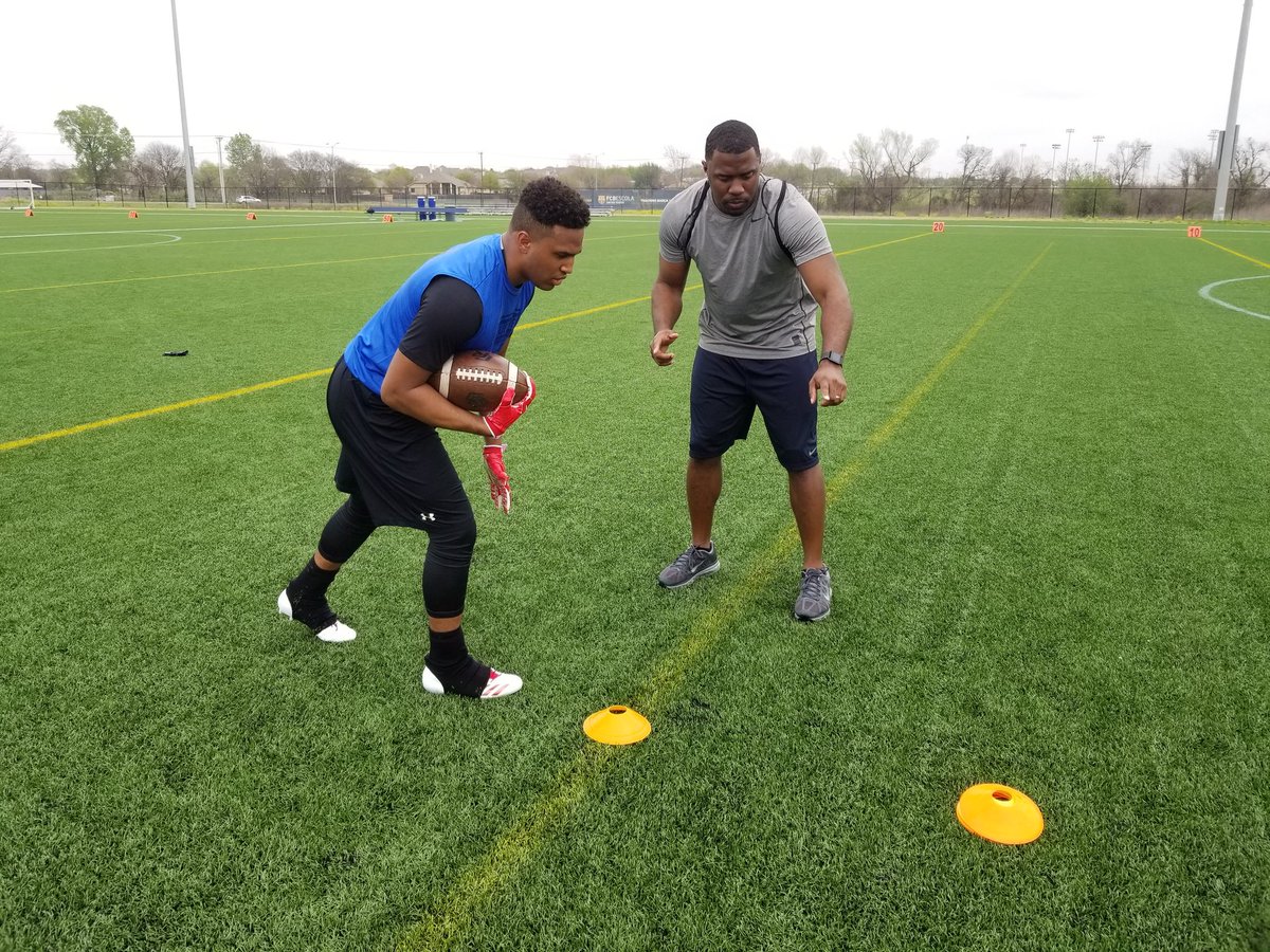 BlueGreyFB's tweet photo. #NFL veteran @cbtaylor27 instructed at today's #BlueGreyFootball All-American Combine (Central Texas Regional). https://t.co/gbwojc4S9X