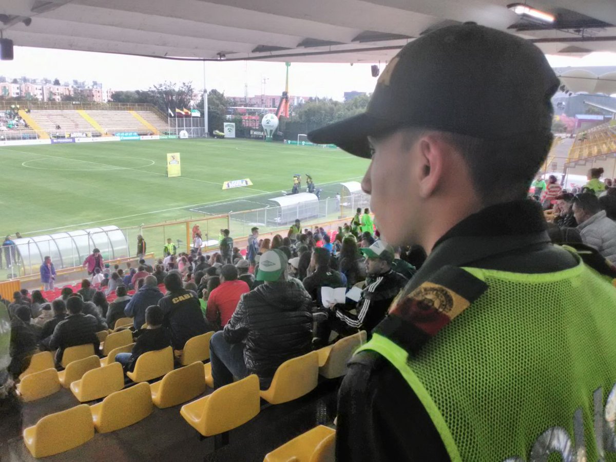 PoliciaBogota's tweet photo. Sea un #HinchaEjemplar y disfrute del #FutbolEnPaz @Equidadfutbol vs @AsoDeporCali en el #EstadioDeTecho #CodigoDeConvivencia https://t.co/JNxHO1vVSk