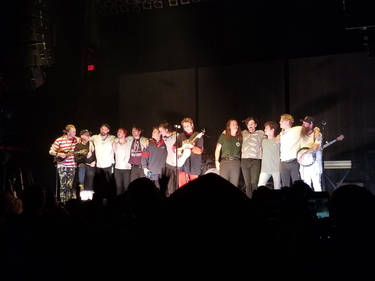 HWallsmithTV's tweet image. .@judahandthelion did not dissapoint! #GoingtoMars #Takeitallback #SuitandJacket