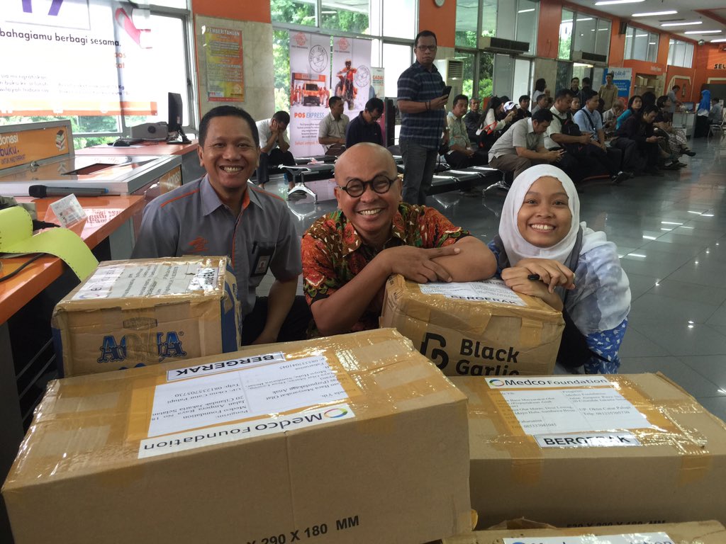 maman1965's tweet photo. Hari ini "berkantor" di PT @PosIndonesia . Shift pertama menemani teman2 @MedcoFound mengirim 55 paket buku dan diterima lgsg Pak Gatot Meganthara - WaKa Kantor Pos Indonesia. Terimakasihhhhh.... https://t.co/K7Ka9JUBTU