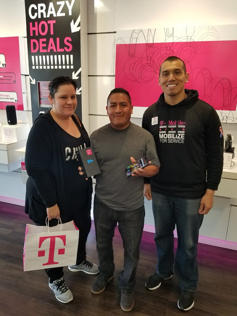TMwirelesspasad's tweet photo. Jason Gonzalez from Pasadena taking care of our loyal Samsung customers! We love our customers! #tmwloves #samsungsmilewide @TMW_Team @ericqkim @jammie77218217 @SethNewman89 https://t.co/fNfmzNvjLO