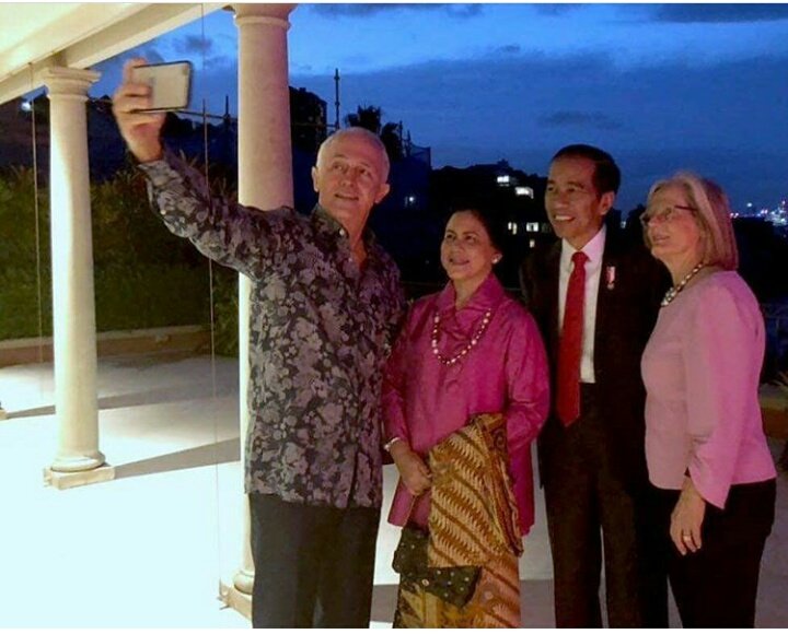 Wefie pak Jokowi - bu Rina dg PM Australia Malcolm Turnbull dan ibu.
#JokowiVisitAussie