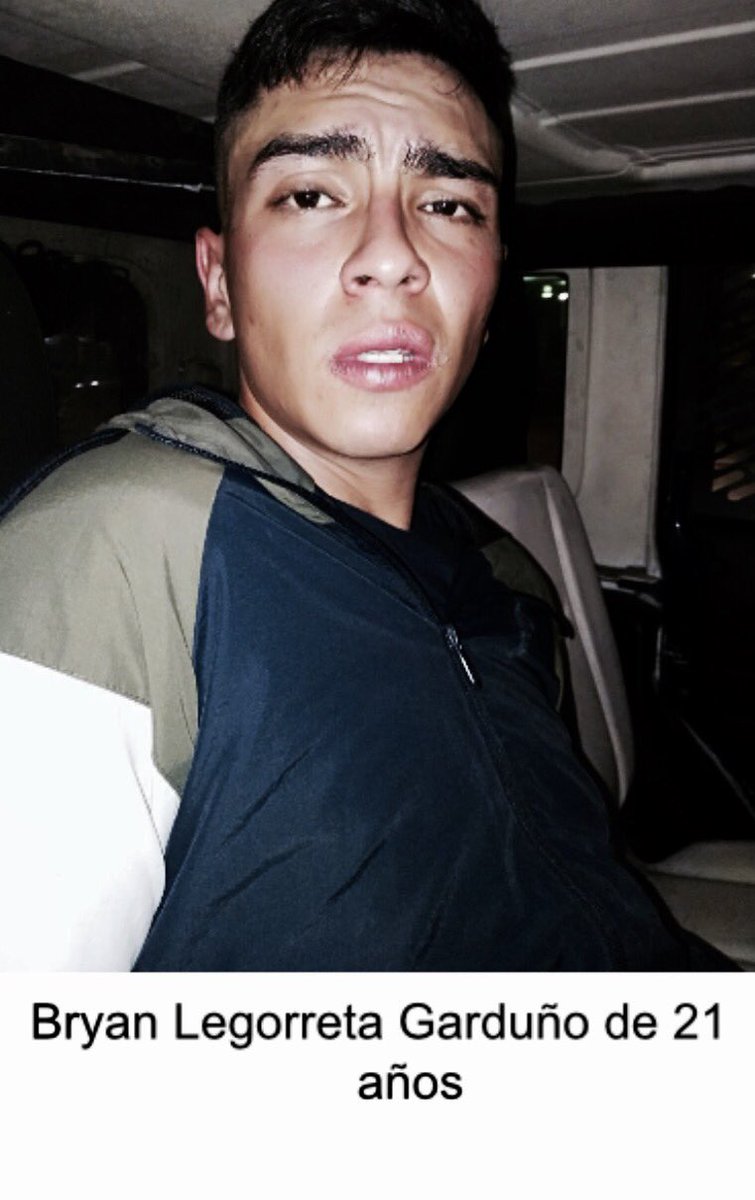 c4jimenez's tweet photo. Bryan Legorreta, detenido por @SSP_CDMX asaltando automovilistas en la @DelegacionAO Los amenazaba con esta pistola para robarles.... @PGJDF_CDMX ya lo investiga https://t.co/jjMprzNcaF
