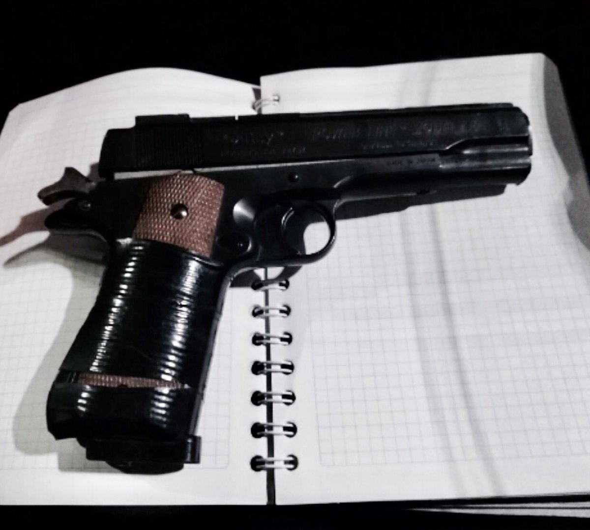 Bryan Legorreta, detenido por <a href="/SSP_CDMX/">@SSP_CDMX</a> asaltando automovilistas en la @DelegacionAO Los amenazaba con esta pistola para robarles.... @PGJDF_CDMX ya lo investiga