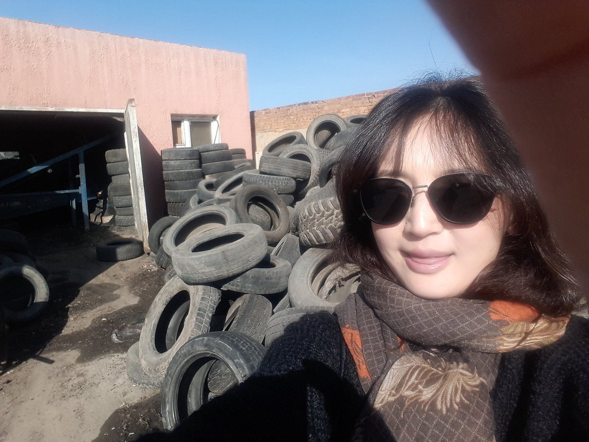 Машины дугуй бол аюултай хог. Монгол залуус,  хаягдал дугуйг боловсруулаад хүүхдийн тоглоомын талбайн ийм хавтан хийж бн. Тэд насан туршийн баталгаа өгдөг юм билээ😍😍Хятадууд ийм хавтандаа элдэв хогоо хамт хийгээд шахчихсан бдг юм шдээ