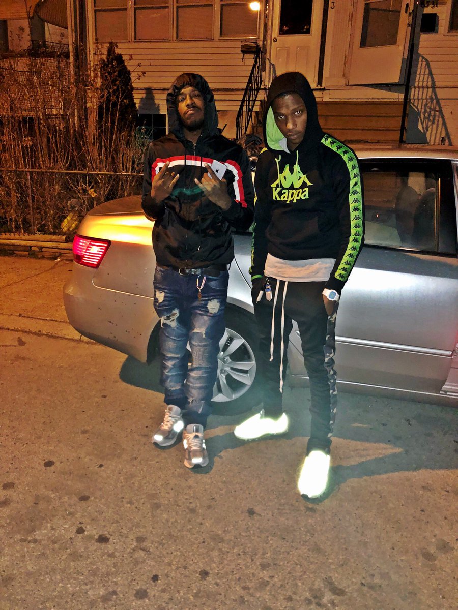 KidDeniro_215's tweet image. Lil niggas but we big dawgs🤫 #2Live