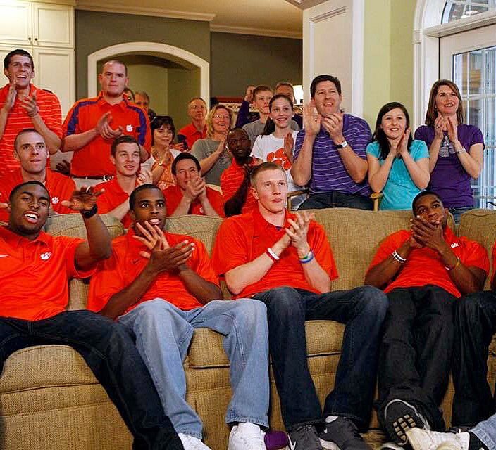 AustinReid91's tweet photo. Me and my Clemson basketball family my sophomore year when we went to the NCAA tournament in Coach B’s first year. From then until now it’s been nothing but family. Do you believe yet?#SweetSixteen https://t.co/0BSbwgHaVP