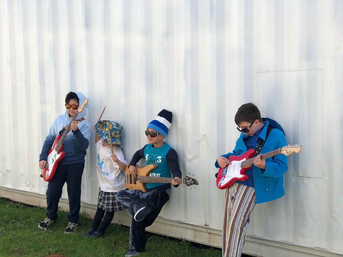 ChoiceGifted's tweet image. Just a typical day at Choice 😊
#Knitting #Conversing #rockNrolling #Painting