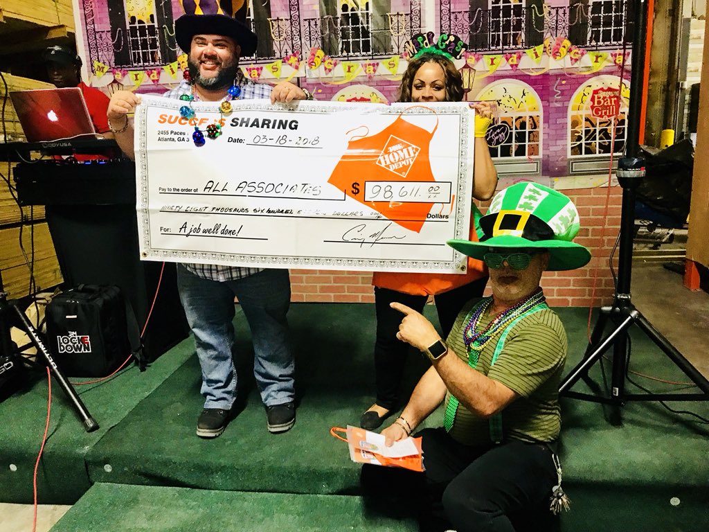 Leyanis_HD's tweet photo. Having an AWESOME time with the team celebrating Success Sharing!! Great Food, Raffle, Recognition !! #mardigrass https://t.co/B4jrhqabyi