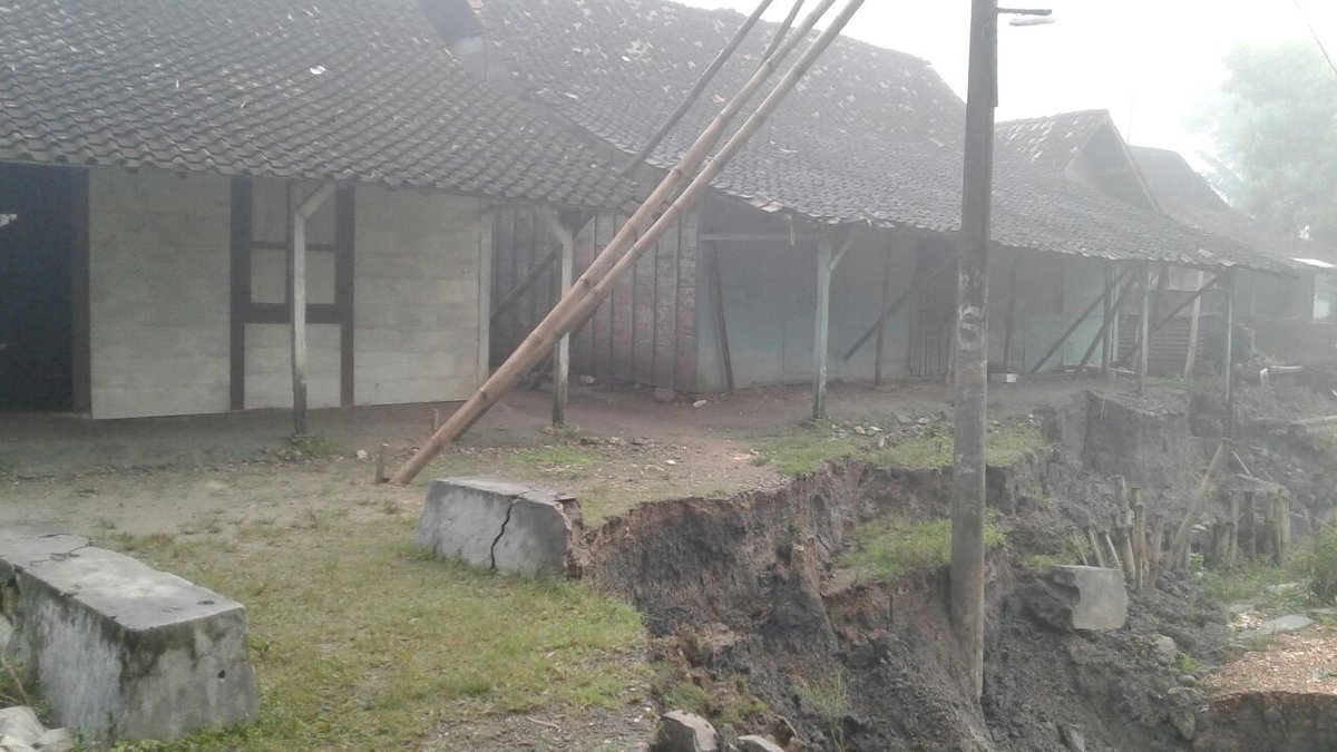 Harap di waspadai masyarakat Sidomulyo dan sekitarnya ,dampak longsor semakin meluas .

@DinkominfoBlora 
@HumasBlora 
@PolresBlora 
<a href="/BPBDblora/">BPBD BLORA</a> 
<a href="/SatpolPPBlora/">Satpol PP Blora</a> 
<a href="/info_Blora/">INFO BLORA</a>