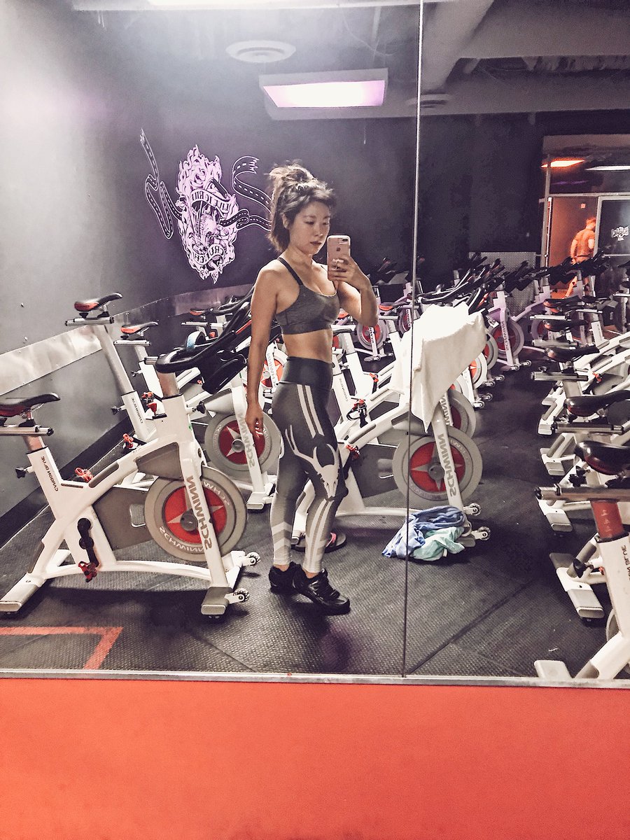iamcindychu's tweet photo. Why canβt my abs pop all the time? After class is when they look the best. #fitness #questforabs π€π€·π»ββοΈππ»ββοΈ https://t.co/YfMSxEhtnr