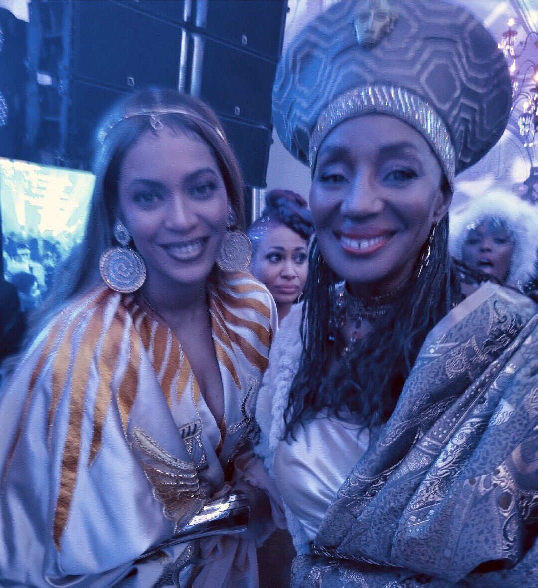 IamSusanLTaylor's tweet photo. #WacoToWakanda! A glorious evening celebrating @wacotheater with founders @MrRichardLawson and @MsTinaLawson. Congratulations to honoree @Beyonce. Your sweet, humble spirit is contagious. #WearableArtGala https://t.co/9tGtaS0KQB