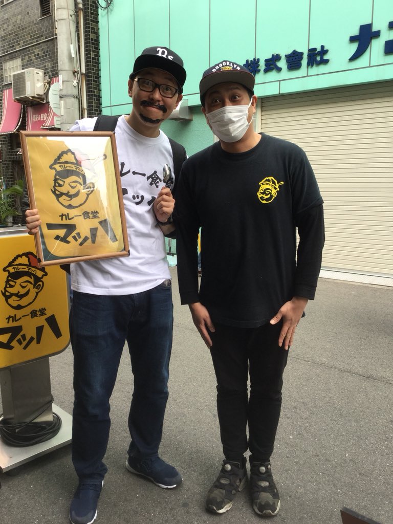 xxxPinzoroxxx's tweet image. 3月18日 月曜日 くもり

皆様こんにちは😃昨日のストリートフェスタ2018メチャクチャ大盛り上がりで沢山の人にマッハのカレーを食べていただきました😊ありがとうございます🙇本日の日替わりカレーはチキンとヒヨコ豆のスリランカカレーでございます！画像は僕のコスプレをしてくれた塩兄貴君と