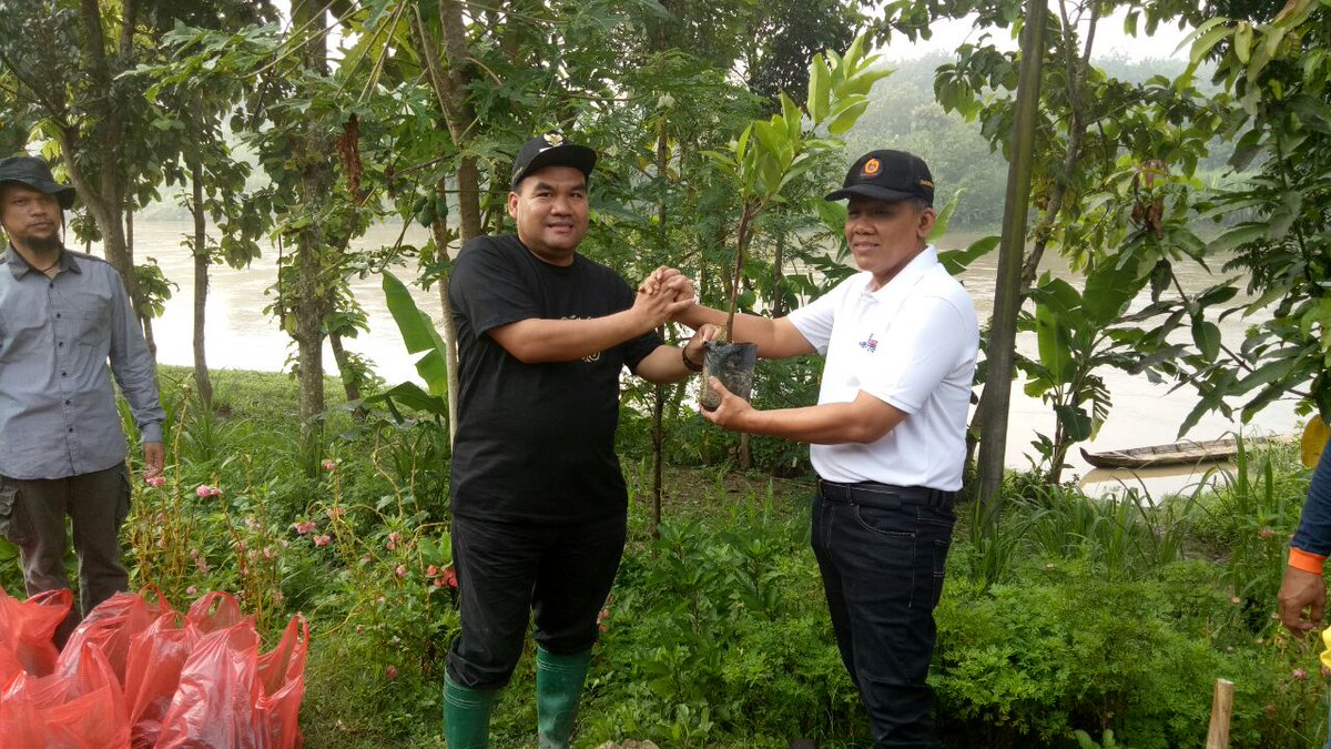 ProkompimBlora's tweet photo. Minggu (18/3/2018)
Mewakili Bupati Djoko Nugroho, Wakil Bupati @AriefRohman838 menghadiri Penanaman 4000 bibit pohon di Dk.Kudu Ds.Nglebak @Kec_Kradenan, kawasan KHDTK Getas 2018 bersama 175 Mahasiswa FKH @UGMYogyakarta 

@Djoko_Arief @PKKBlora @bdnrmj @alim_ngaliman @DLHBlora https://t.co/TRIJcLUzz9