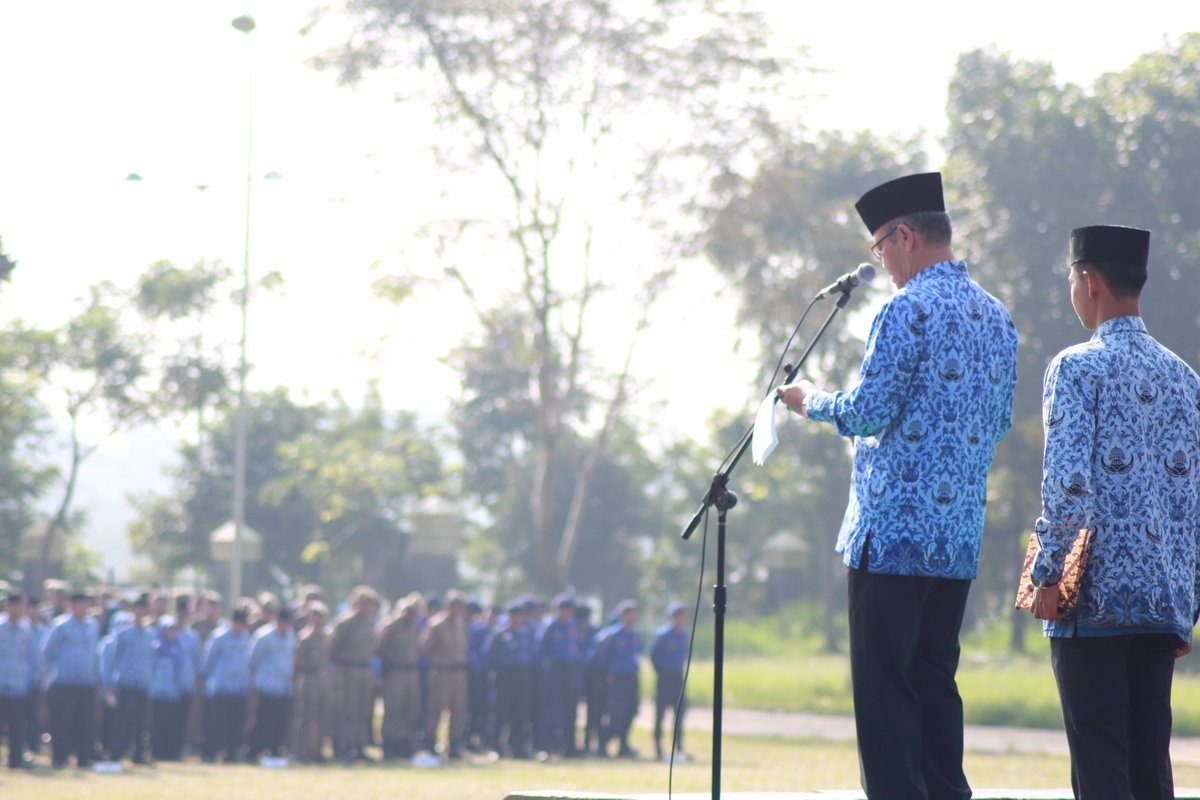 Upacara Pengibaran bendera merah putih dalam rangka Hari Kesadaran Nasional Tahun 2018 Tingkat Kabupaten Bandung #SalamSabilulungan #Alhamdulilahlancar <a href="/Kang_DN1/">Dadang M Naser</a> <a href="/humaskabbandung/">Humas Pemkab Bandung</a> <a href="/InfoBdgKab/">Info Kab. Bandung</a>