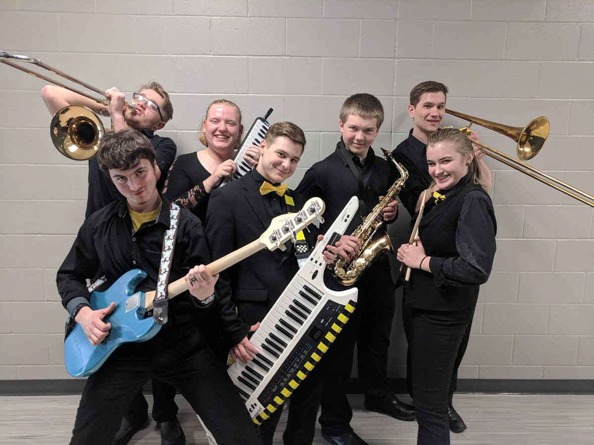 r0siep0siepuddn's tweet photo. My first show choir performance and my last competition pre show, switching instruments with each other..... constantly being reminded how much beauty there is in the world. #showchoir #ICTFlight #frienddeclassic #stingersup #youready #bumblebabes https://t.co/K3diFFV3Cq
