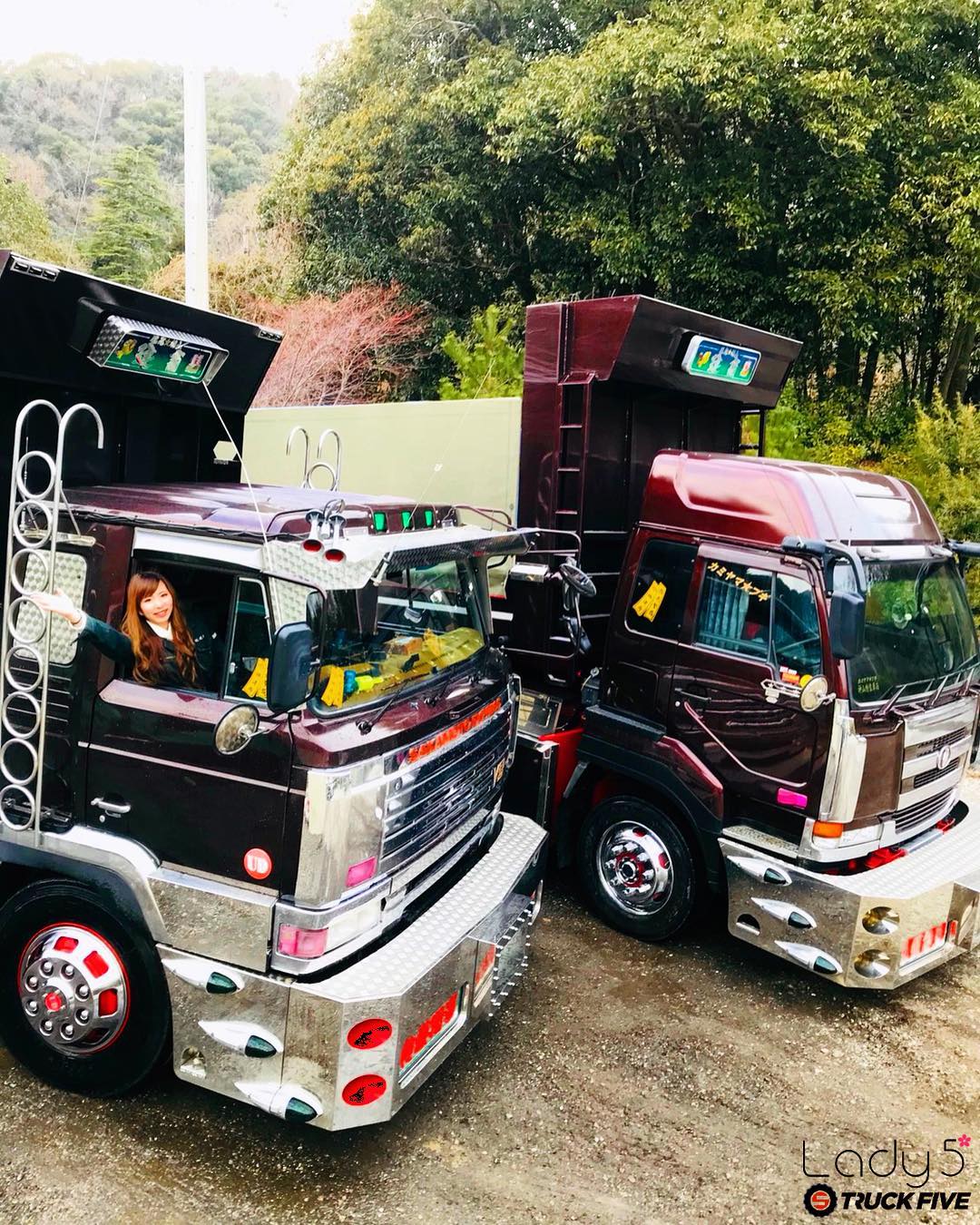 Truck Lady5 トラックレディーゴ かっこいい 乗っていろダンプが日産ud レゾナ V8で 雑誌カミオンにも収載されました 後ろが日産ud ビックサム 運転手始めて1年以上 Lady5 レディーゴー トラックファイブ Truckfive ダンプ女子 トラック