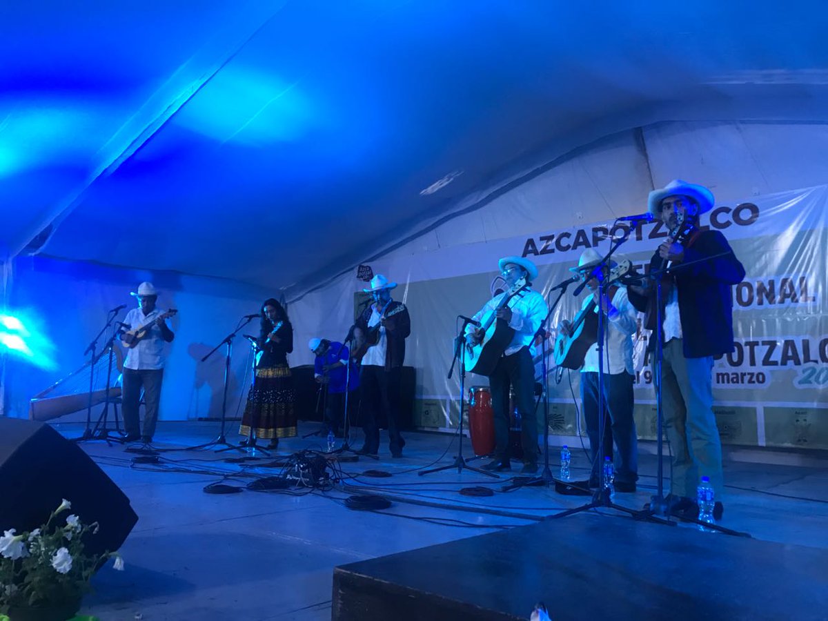 AzcapotzalcoMx's tweet photo. Continua el espectáculo de Mono Blanco en la explanada delegacional. El gran cierre de la #FILAzcapo18 tiene al público zapateando a ritmo de son jarocho. #AzcapotzalzoEnComunidad https://t.co/v3esx36qwI