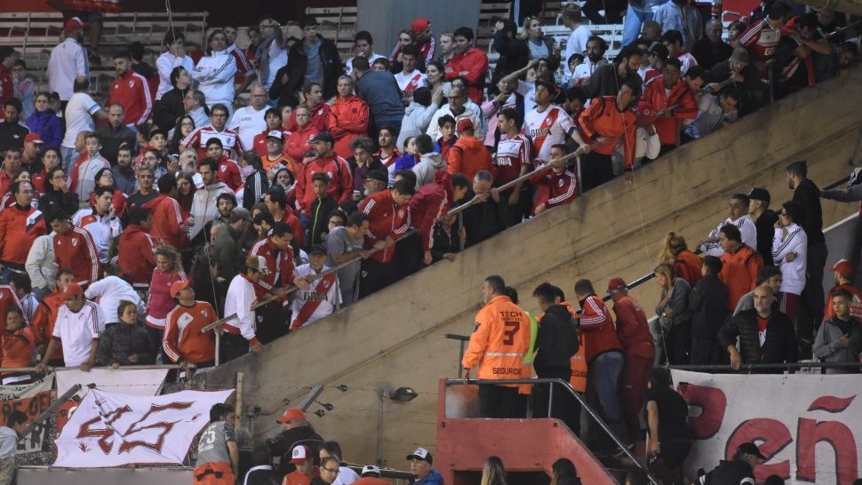 Cronica_ok's tweet photo. Un hincha se cayó de la tribuna en el Monumental https://t.co/MXZjavmf3Q #DesdeLaSanMartín #ExplicameEso #MeHizoAcordarAlRecitalDeKiss #QueSeTiraronReLocos #MiráElVideo #YTratáDeDescifrarLoOcurrido https://t.co/dzZKd86KGT