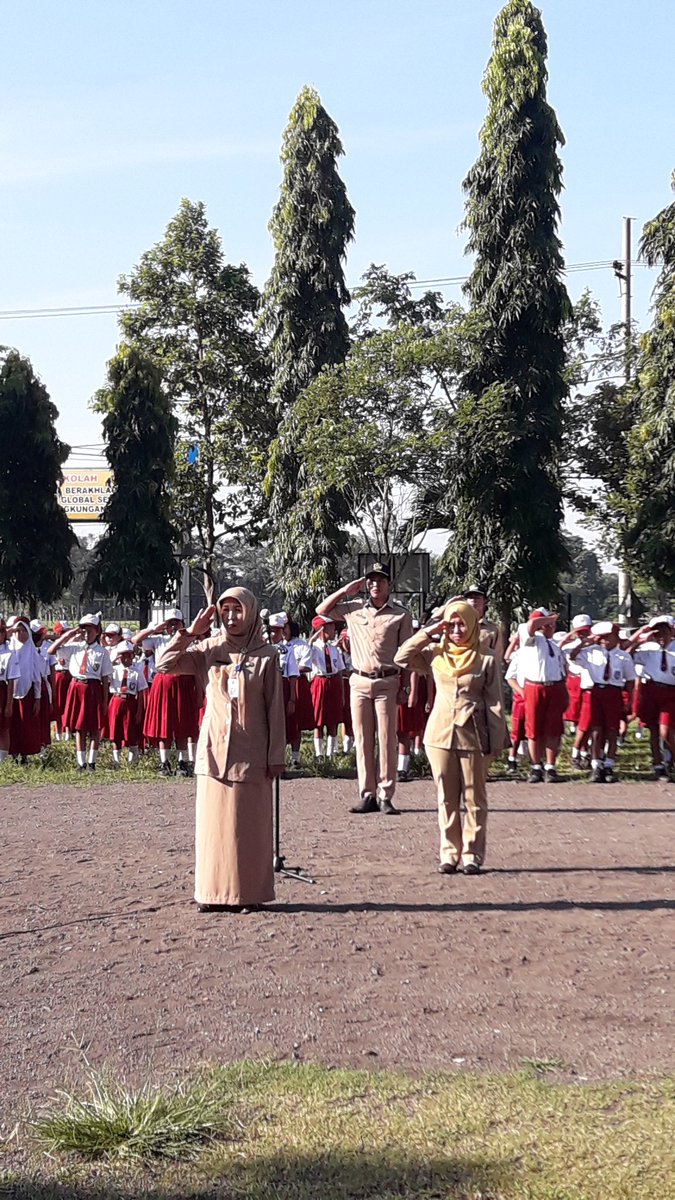 uptdblsari's tweet photo. Upacara bendera hari ini di SDN 1 Watukebo kembali para dewan guru sebagai petugas upacara...  Sekalian penyerahan piala juga piagam bagi juara2 MTQ dan PRAMUKA.
Tetap berprestasi dan makin giat belajar...
@AzwarAnas_A3  @sulihtiyono3 https://t.co/uxOldQH07f
