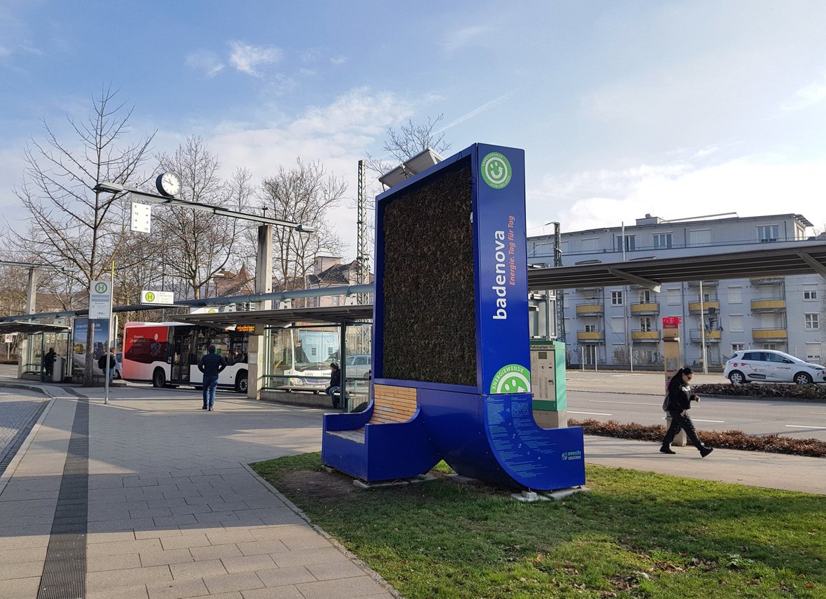 mycitytree's tweet image. Im vergangenen Jahr hieß es &quot;Alles BLAU macht der Mai&quot; 💙🍃, denn dank der @badenovaAG befindet sich seitdem ein #CityTree in sattem Blau am zentralen Busbahnhof und reinigt die Luft 
#SpringImpression