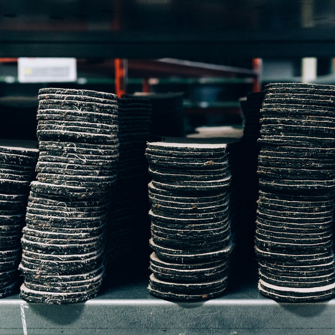 aiglefr's tweet photo. #DansLesCoulissesDeNotreUsine 👀 🇫🇷 Le saviez-vous ? Les semelles de nos MACADAMES sont faites en matières recyclées pour limiter notre consommation en matières premières. ♻️
Merci @Vutheara pour cette belle photo
#SavoirFaire #MadeInFrance #FabricationFrançaise #Macadames https://t.co/TMtSooPY2b