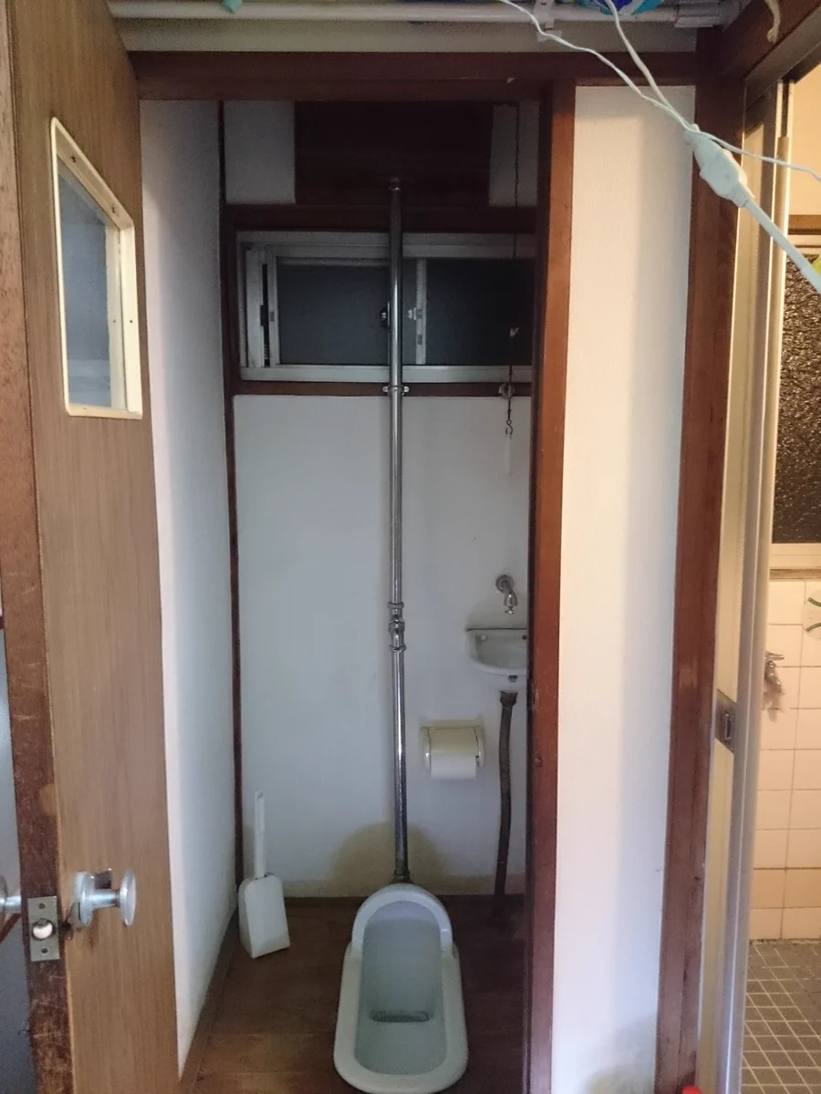 いやもう白飛びするレベルwトイレの電球を写真撮影用の500wに変えたら異常に明るいw