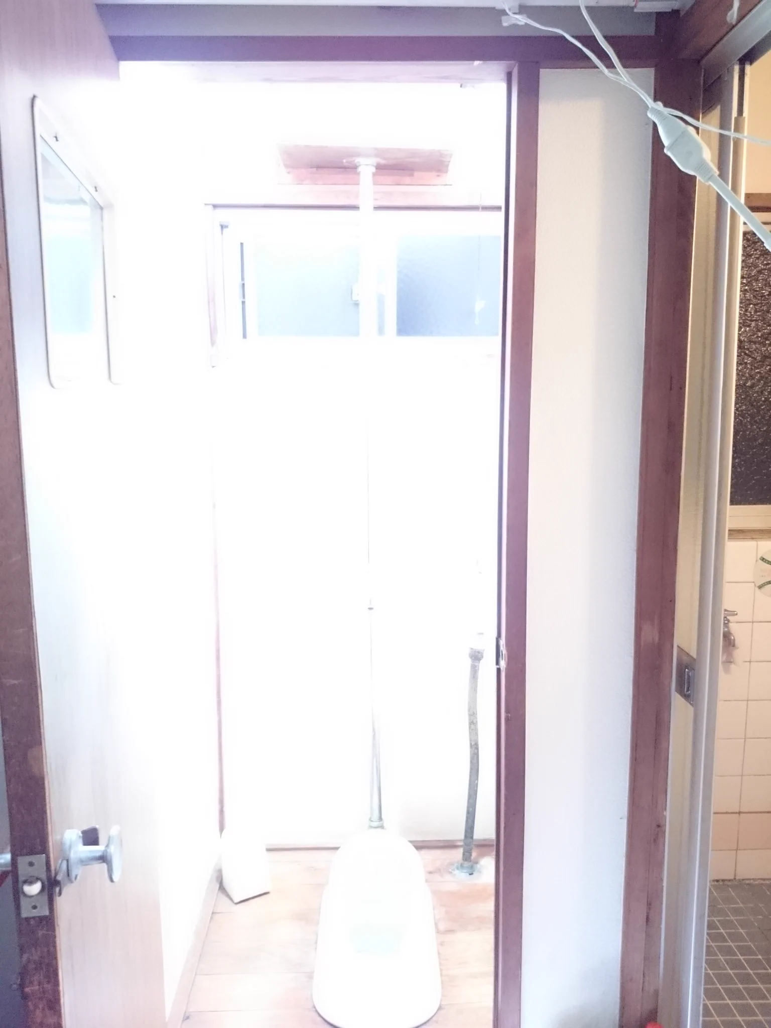 いやもう白飛びするレベルwトイレの電球を写真撮影用の500wに変えたら異常に明るいw