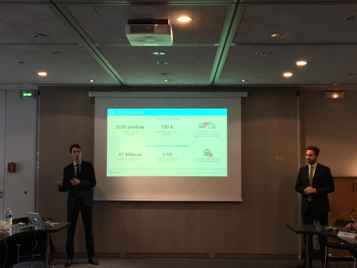 Moove_lab's tweet photo. Les pitchs de sélection de la 2nde promo du Moovelab, c’est aujourd’hui ! Et c’est @convoicar qui ouvre le bal, service de jockey pour l’entretien des véhicules. Bientôt à @joinstationf ? https://t.co/yquMHhDSJp