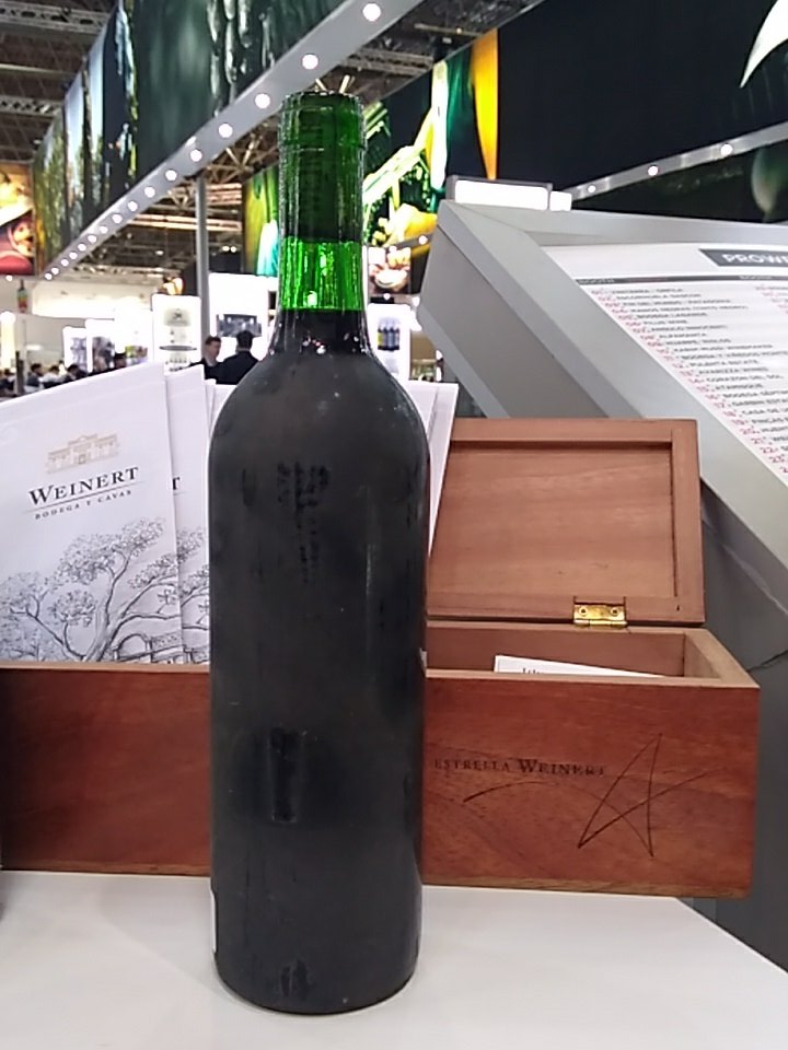 Guess who is under our today at <a href="/ProWein/">ProWein</a> ?? <a href="/BodegaWeinert/">Bodega y Cavas de Weinert</a> 🤐
#pdt #malbec #firstvintage #proweinert #1977