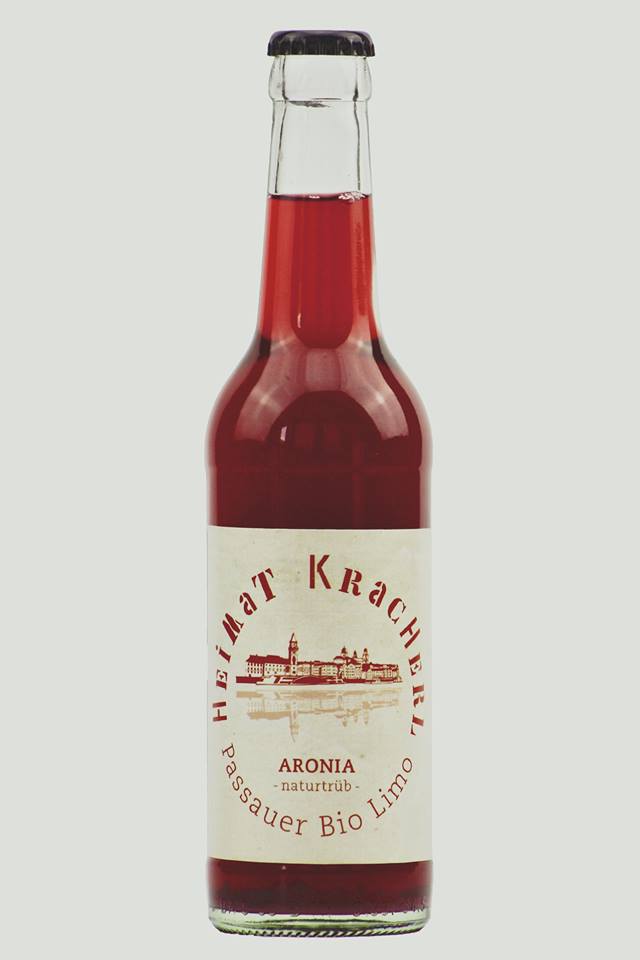 regiothek's tweet image. Innovation aus Niederbayern: Das "Heimat-#Kracherl" ist eine mit lokalen #Aronia-Beeren hergestellte süßherbe #Limonade, die aus der Kooperation zwischen drei Bio-Betrieben im Lkr. #Passau entstand. #biokreis #demeter #apostelbräu #langlebenhof