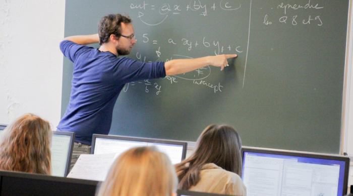 #Rennes1recrute Campagne d'emploi 2018
➔ 1 professeur des universités @IAERennes
➔ 6 maîtres de conférences #facdedroit, @EcoRennes1, @IAERennes, #ISTIC-@EIT_Digital
Candidatures jusqu’au jeudi 29/03, 16h. Prise de fonction au 1er septembre 2018 univ-rennes1.fr/recrutement-de…