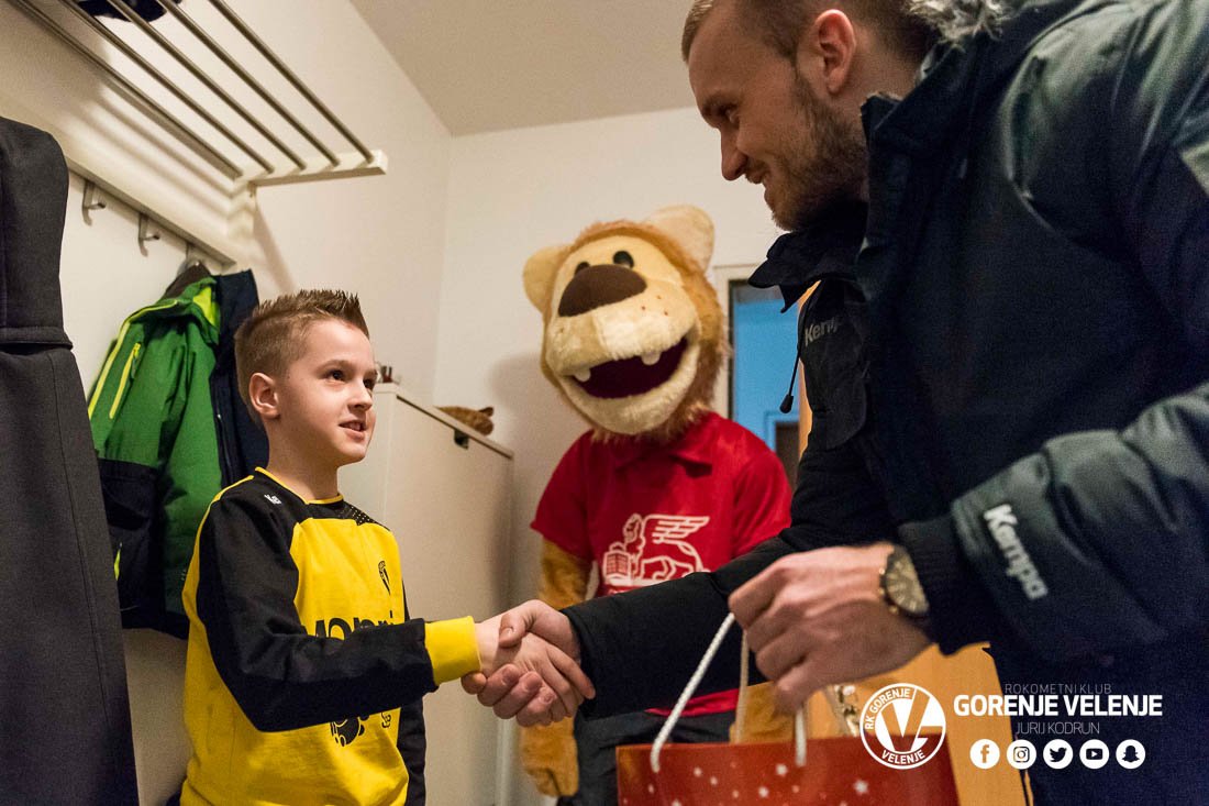 GorenjeVelenje's tweet photo. Z našim sponzorjem Generalijem smo uspešno zaključili akcijo "Dan s športnikom". Mladega Brina je njegov najljubši igralec Niko Medved obiskal na domu, ga odpeljal seboj na članski trening ter mu razkazal Rdečo dvorano. Video prihaja jutri! 🐝🖤💛 #črnorumeno #be8player https://t.co/bg7bJ4EoXb