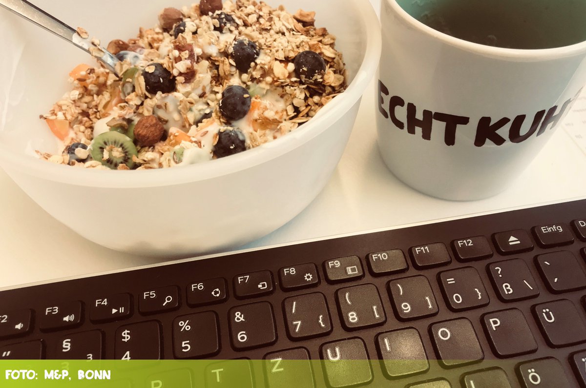 ECHTKUHL's tweet photo. Nicht ohne Grund ist das Frühstück die wichtigste Mahlzeit am Tag. Wer darauf verzichtet, füllt die über Nacht geleerten Energiereserven nicht auf. Auf @EatSmarter_de gibt es Tipps und Wissenswertes: https://t.co/sBsPrks8eG #FrühstückamArbeitsplatzTag @bzfe_de @bmel #FitimJob https://t.co/6uJdIK5mb3
