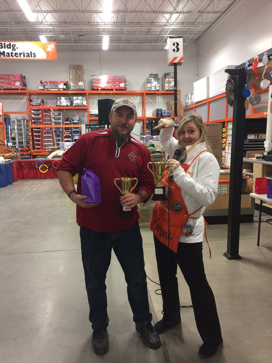 Extreme takes gold and bronze for an amazing performance top sales in 2017 for lumber and building materials!! Great job Mike 🎉