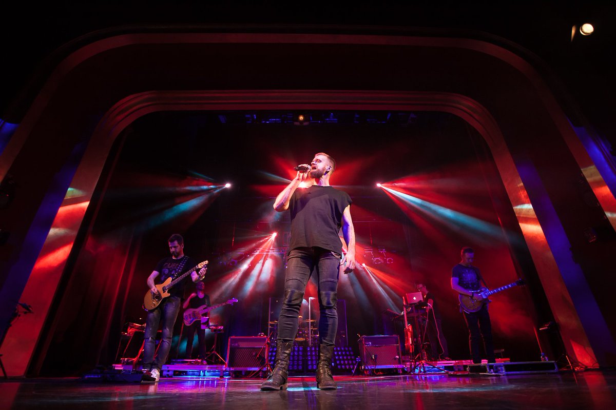 QUEEN TRIBUTE w wykonaniu gwiazd spektaklu Rapsodia z Demonem oraz muzyków pod kierownictwem Jana Stokłosy wracają na scenę VARIETE już 1, 2, 3 lutego 2019 roku.

Zapraszamy już dziś:)

bilety: teatrvariete.pl/repertuar/