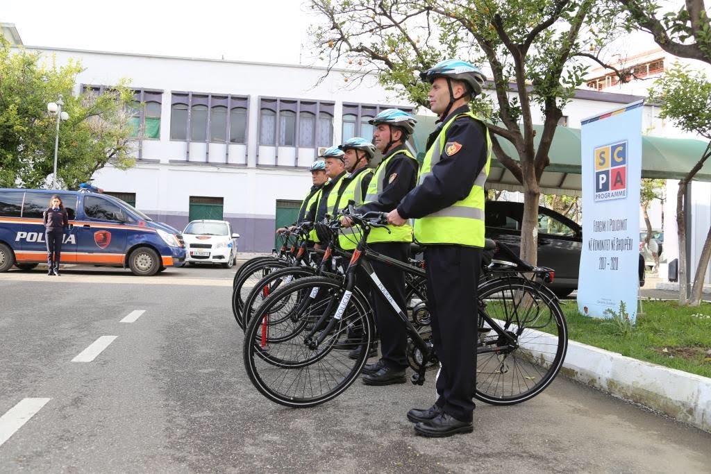 SwedeninAL's tweet photo. Community Policing Officers in Elbasan now equipped with bikes! The bikes and accessories were delivered by 🇸🇪-funded Community Policing Programme! The programme aims to help strengthening cooperation between Community Policing Officers and the public 🚴‍♂️👮‍♂️👫 https://t.co/qIMfRQFFZp