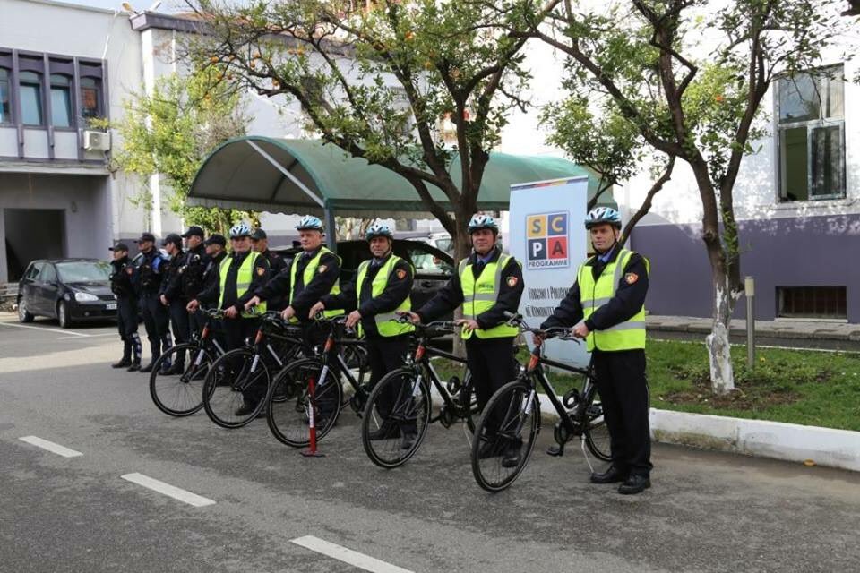 SwedeninAL's tweet photo. Community Policing Officers in Elbasan now equipped with bikes! The bikes and accessories were delivered by 🇸🇪-funded Community Policing Programme! The programme aims to help strengthening cooperation between Community Policing Officers and the public 🚴‍♂️👮‍♂️👫 https://t.co/qIMfRQFFZp