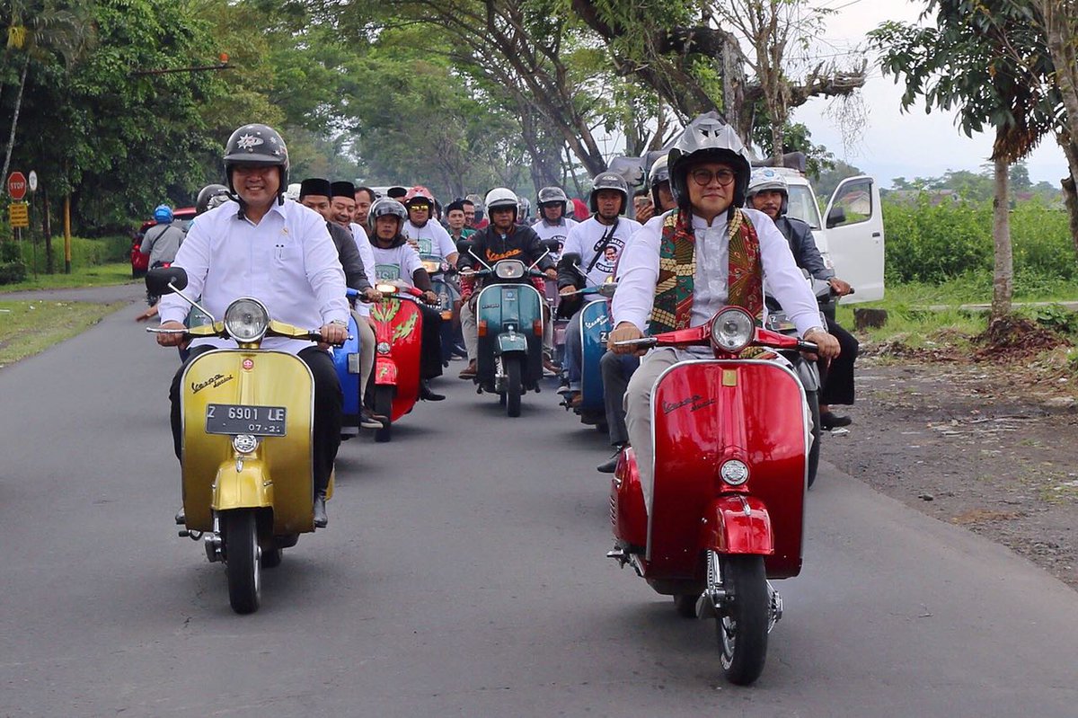 Rudi_Bagusiawan's tweet photo. Heboh, Cak Imin Dihadang Vespa Maniac saat ke Ponpes Condong
https://t.co/dB18oH0CGK @cakimiNOW @jokowi @Jkw_CakImin @KORNASJOIN  @DPP_PKB @PDI_Perjuangan @eman_nahnu @Jazilul_Fawaid @manika_arbit @bambangelf
 #CakiminUntukNegeri 
#1PKB #JoinKalsel2019 https://t.co/KGoqWPD9PW