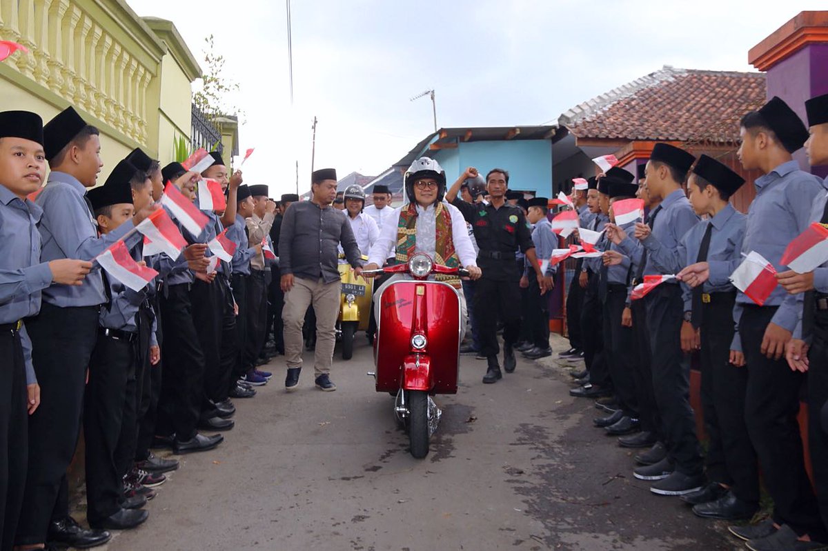 Rudi_Bagusiawan's tweet photo. Heboh, Cak Imin Dihadang Vespa Maniac saat ke Ponpes Condong
https://t.co/dB18oH0CGK @cakimiNOW @jokowi @Jkw_CakImin @KORNASJOIN  @DPP_PKB @PDI_Perjuangan @eman_nahnu @Jazilul_Fawaid @manika_arbit @bambangelf
 #CakiminUntukNegeri 
#1PKB #JoinKalsel2019 https://t.co/KGoqWPD9PW