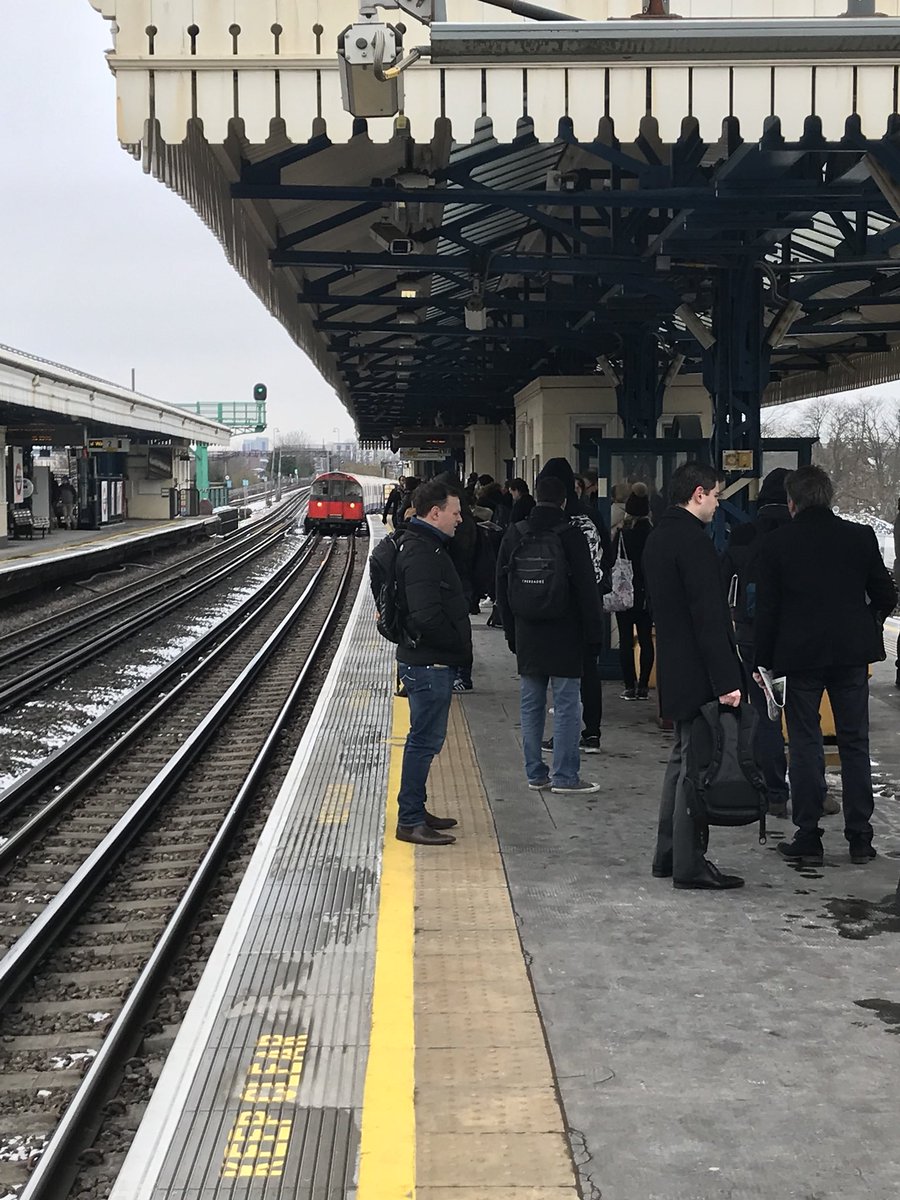 realMikkoM's tweet photo. #tfl let’s stop #piccadillyline right in front of ppl freezing at #turnhamgreen as #districtline is down!! https://t.co/t1rWgiGOFM