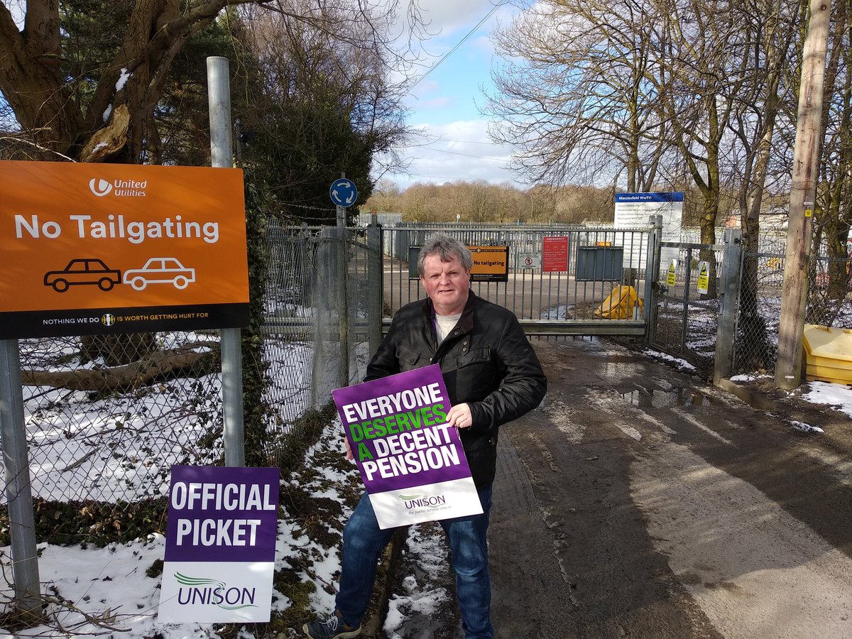 On the #Unison picket with <a href="/kevd108/">kev dolan</a> #UUpensiongrab <a href="/NorthWestUNISON/">UNISON North West</a> <a href="/UNISONUU/">UNISON UU</a> @unisontweets #Macclesfield