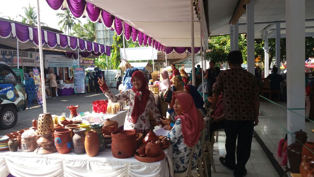 fatikhun74's tweet photo. Strategi Kembangkan potensi dan buka peluang #ProdukUnggulan melalui #ObalAbel #BUMDes #Trimitra di Kec. #Klirong Kebumen
#TPPIKebumen
#TPPIJateng
@jokowi
@EkoSandjojo
@taufikmadjid71
@AhmadErani
@ganjarpranowo
@fachrilabalado
@anwsanusi
@Wakhidjumali
@DimyatiD https://t.co/OdqvelWqma
