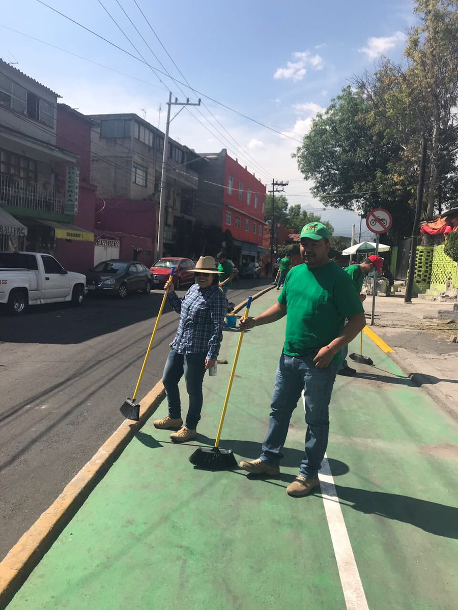 Fer_MercadoG's tweet photo. #FelizDomingo Seguimos con la intervención del programa #EnchulandoTuCiclopista donde personal de @Sus_MContreras @PC_MContreras @TeT_MContreras @Cul_MContreras @SSP_MContreras apoyo con diversas acciones en diferentes tramos de la Ciclopista #LaNuevaFormadeGobernar https://t.co/W5Ue8x0PqX