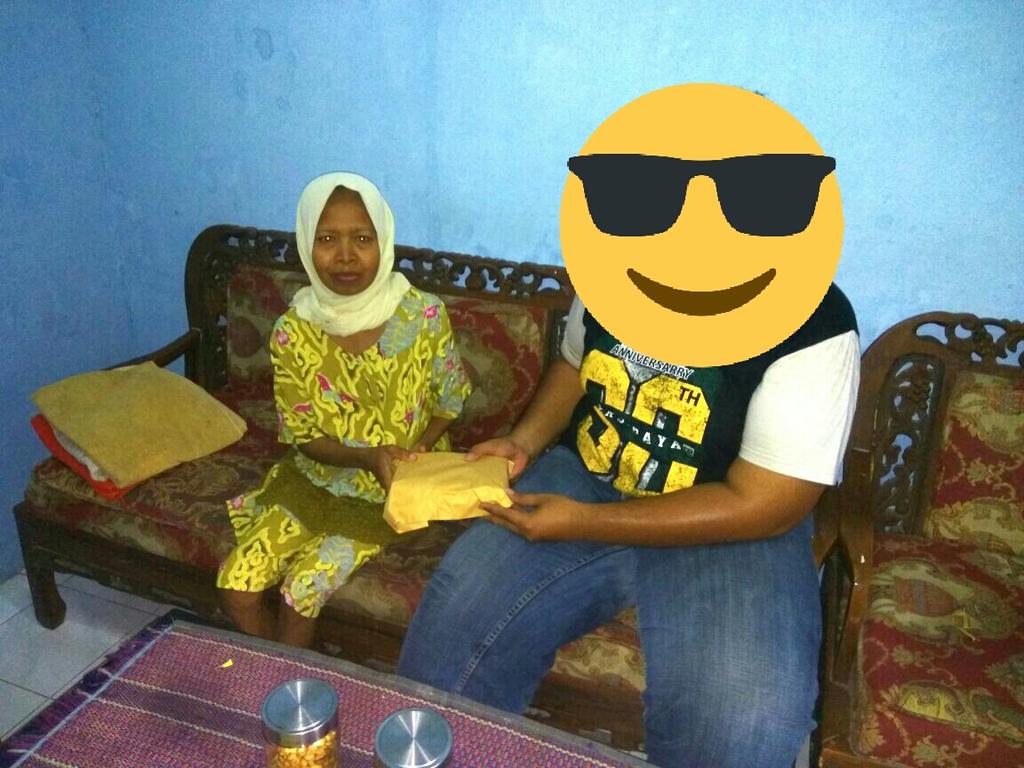 Alhamdulillah..
Penyerahan donasi dari Arek Bonek 
1. Bapak dari alm.mas tutur Bonek krian
2. Ibu dari alm.Farid Bonek pagesangan 
3. Marta Bonek indrapura sebagai perwakilan korban kecelakaan di tol sumo.
4. Dan sisanya untuk perbaikan prasarana di Solo-sleman

#AB1927